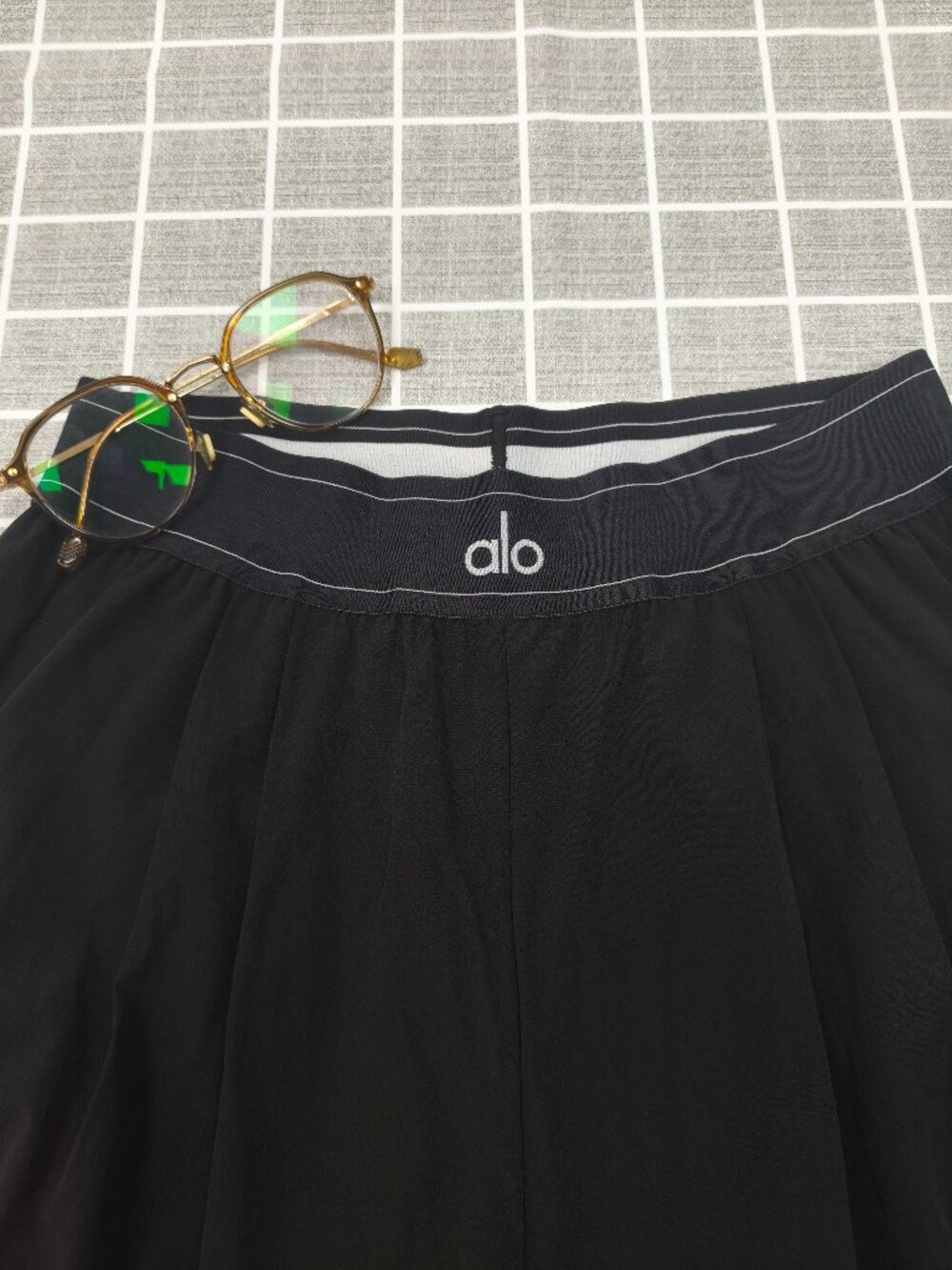 Alo Yoga 😎Black Trousers NWT😉Regular 30" Inseam | chic & asy to style - Picture 3 of 8